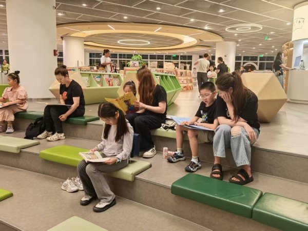 配资网前十名 夜读的灯光，为上海少年儿童图书馆“庆生”