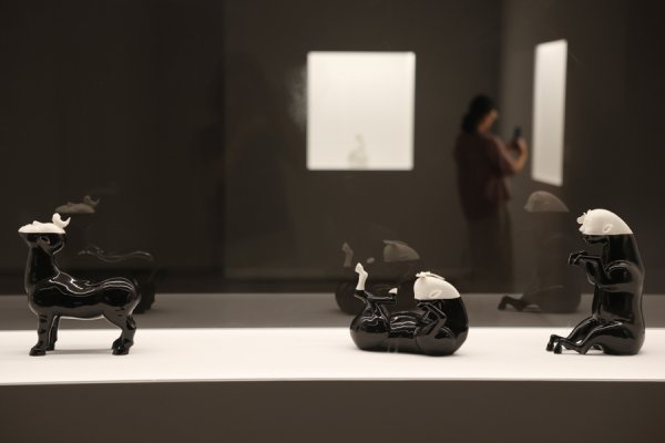 前三配资平台 “像做上海双年展一样展示德化白瓷”，中华艺术宫“万象本色”大展开幕